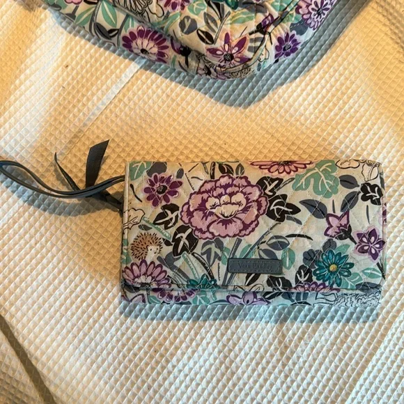 Vera Bradley Penelope’s Garden Hedgehog Purse & Wallet - Picture 4 of 8